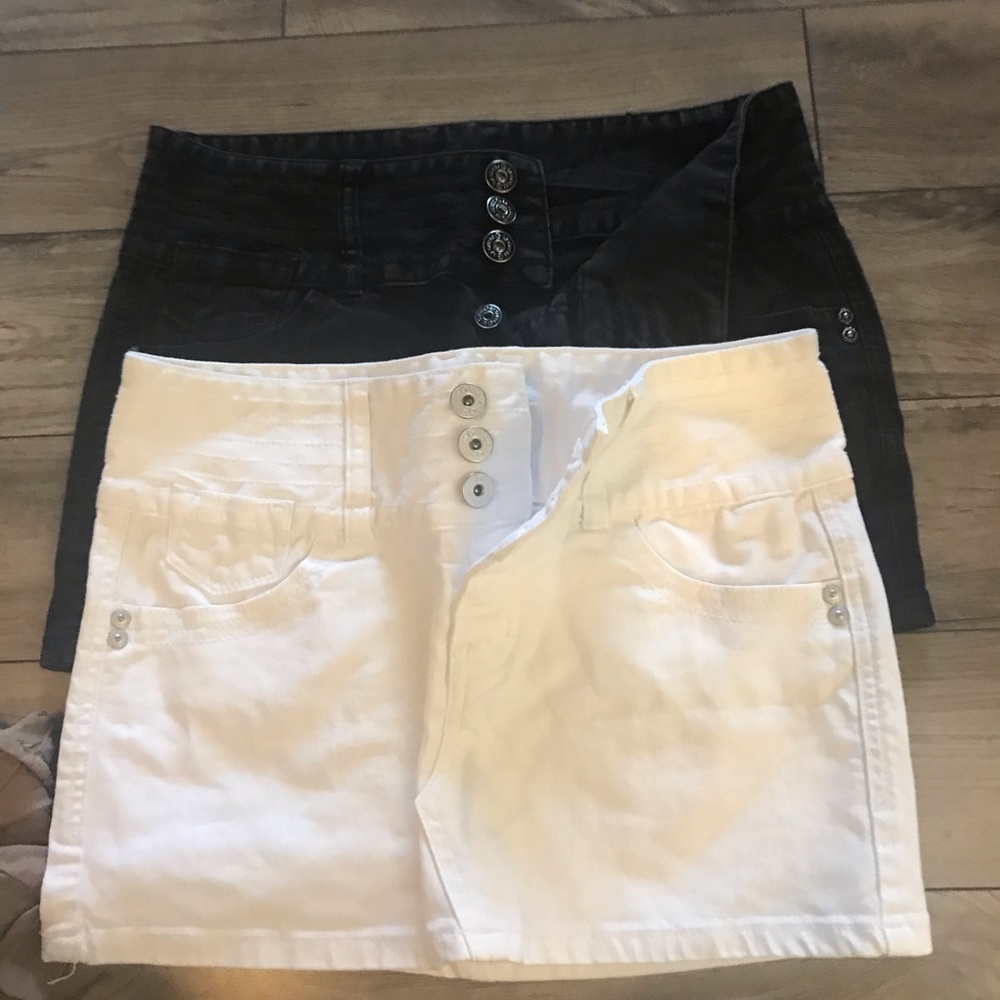 Black and white Mini skirt G by Guess!!